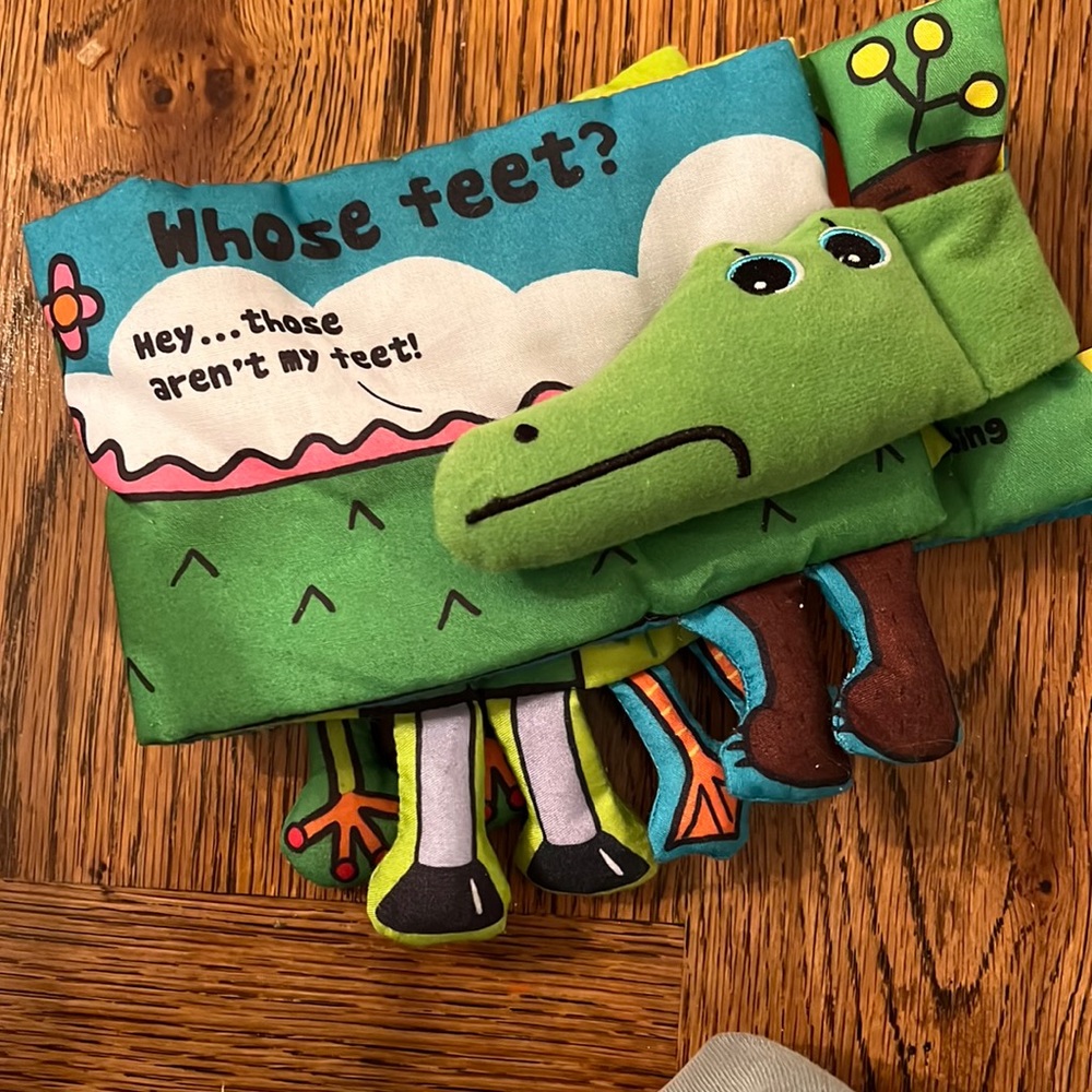 FANTASTIC CONDITION ‘WHOSE FEET’ MELISSA AND DOUG SOFT BOOK